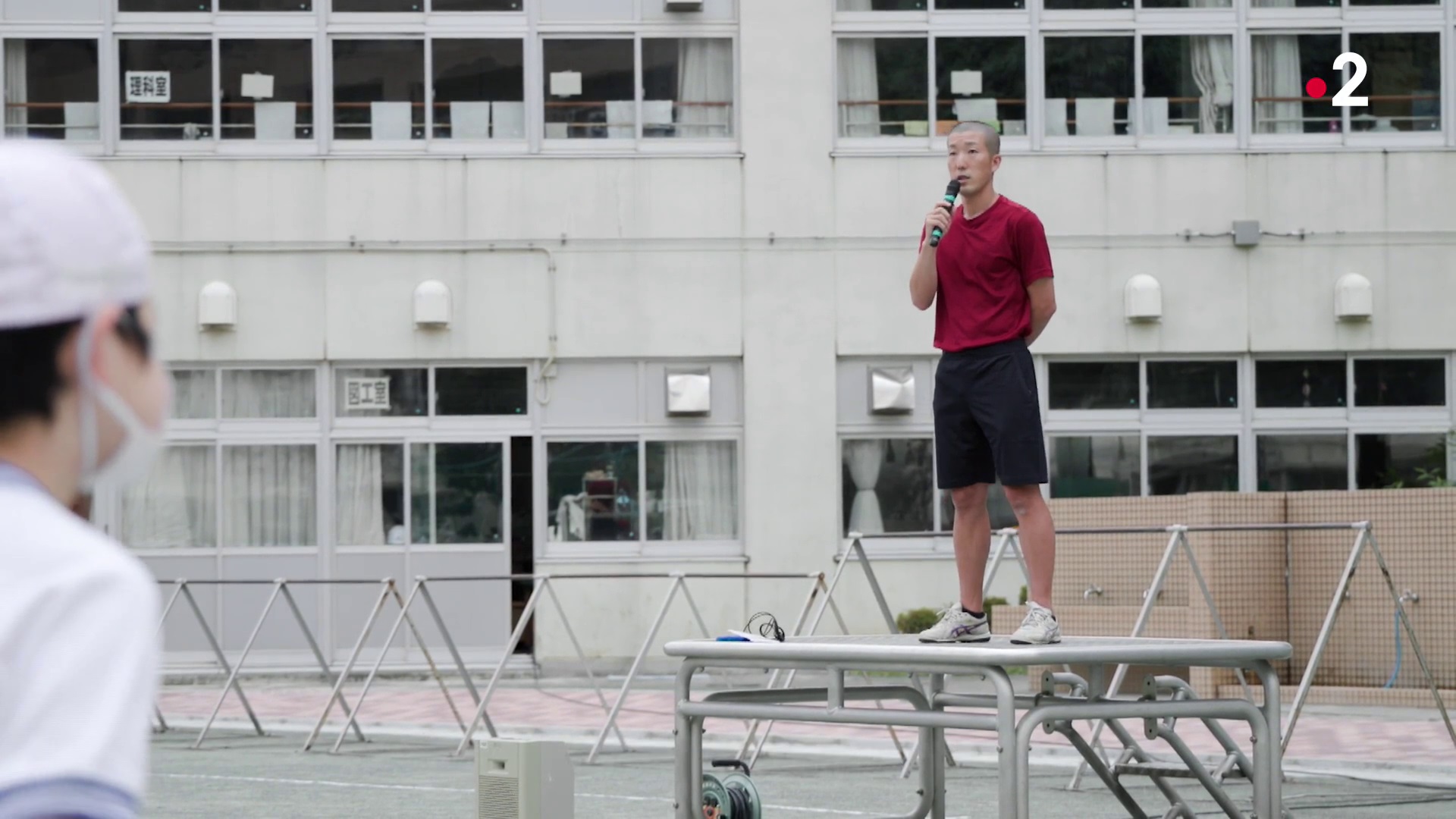 Enseignant devant ses élèves durant un cours de sport.