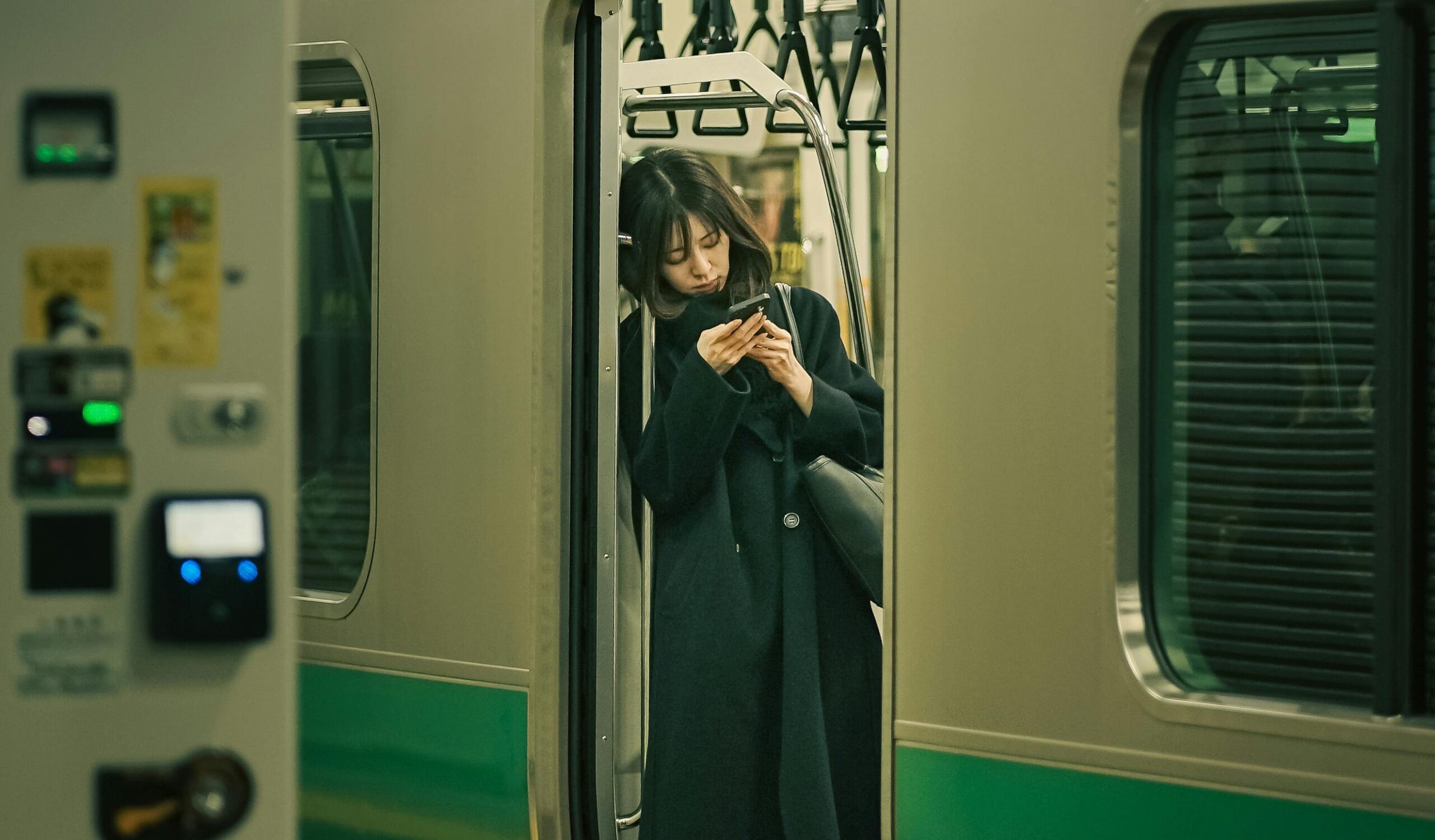 Une femme dans le métro de Tokyo utilisant un smartphone dans la ville de Shinagawa.