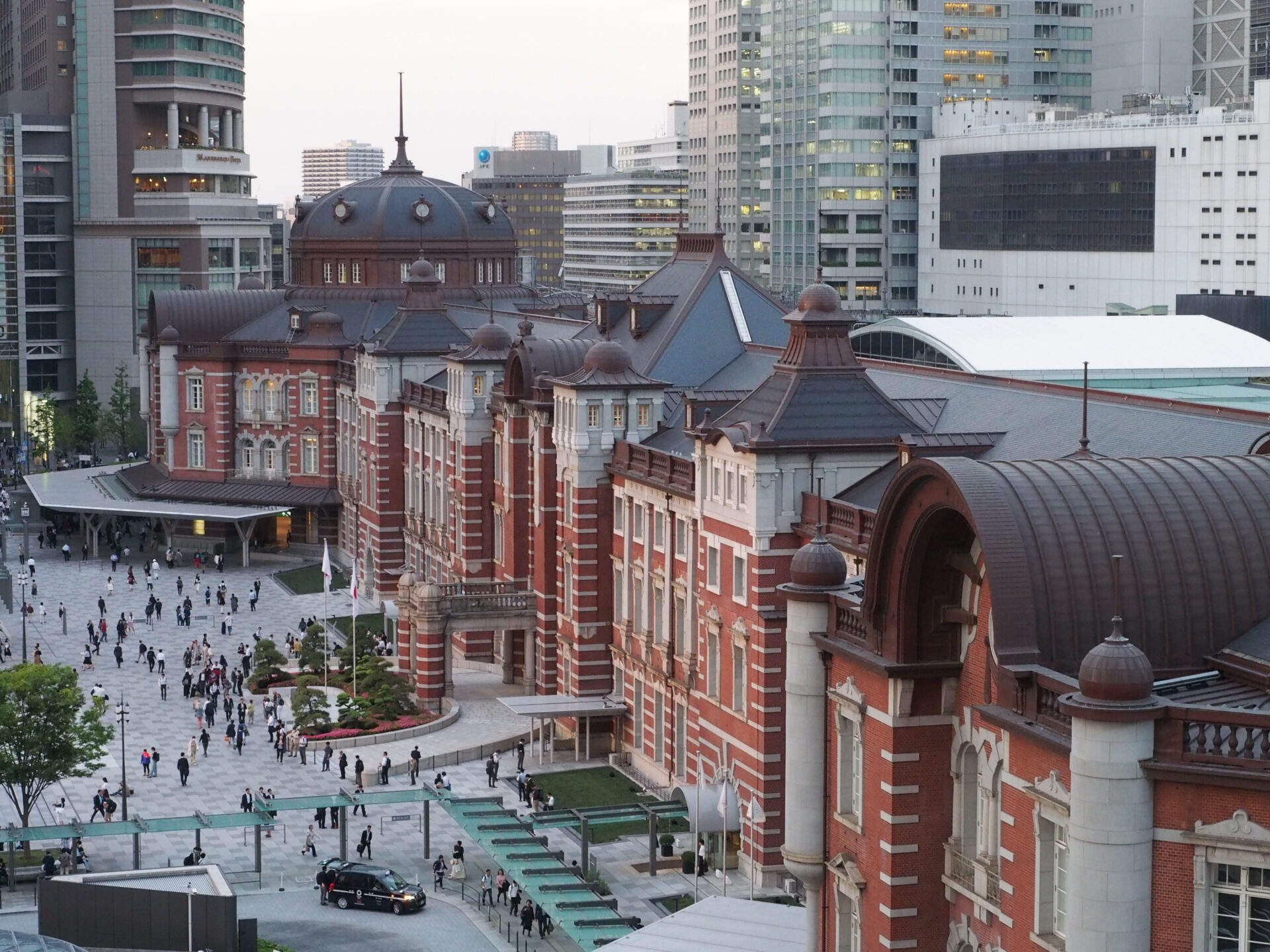 Bâtiment Marunouchi de la gare de Tokyo, vu depuis le toit-terrasse de la tour JP « Kitte Garden ».