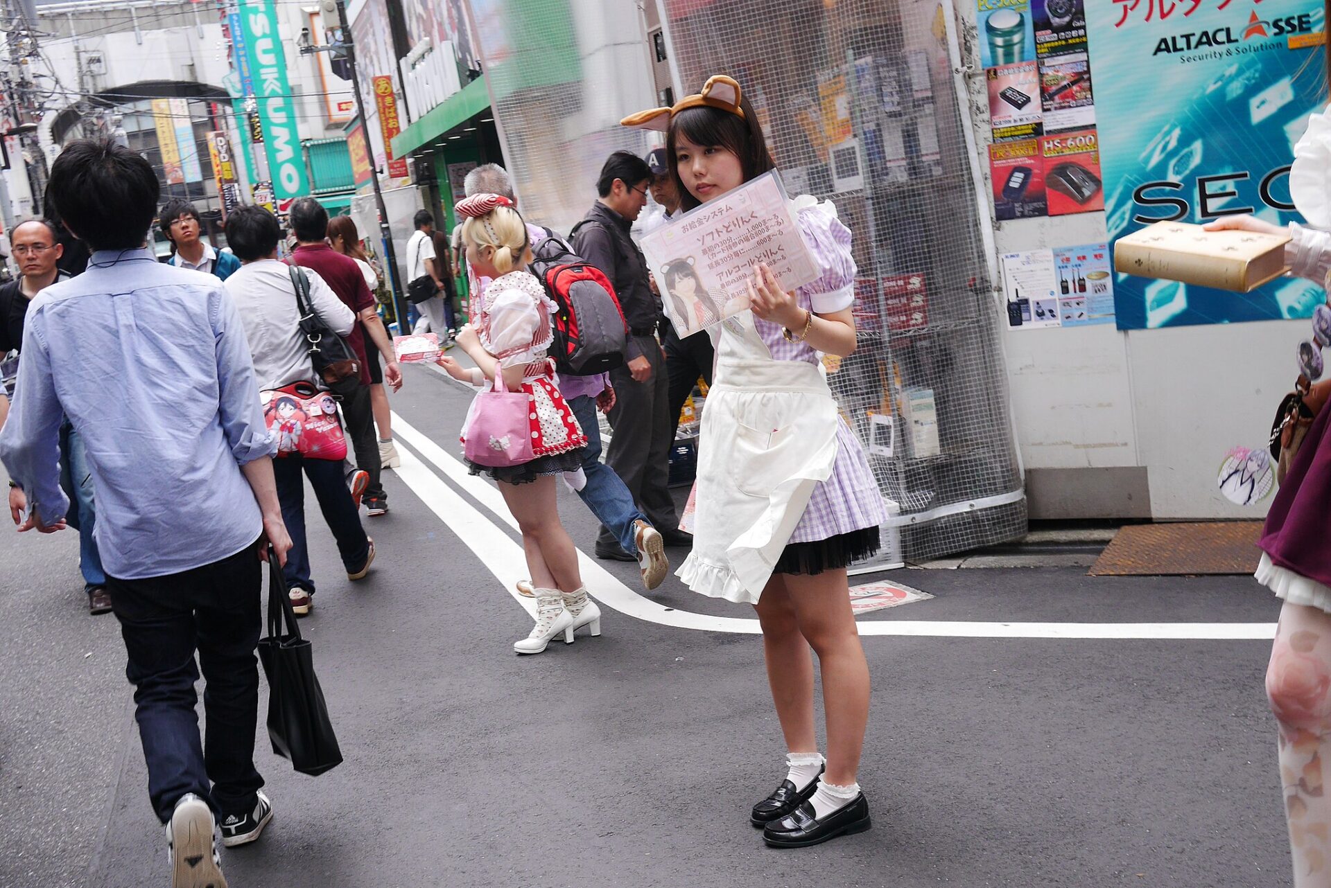 Des jeunes filles chargées de la promotion des maid cafés sont disposées à Akihabara